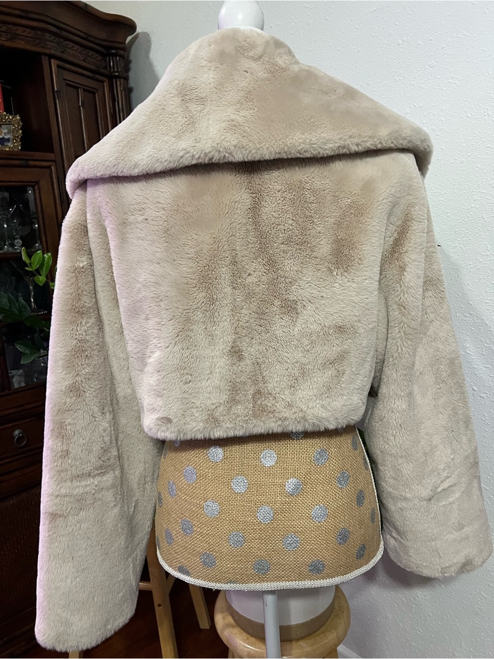 LAMARQUE. Plush Faux-Fur Jacket in Beige - Picture 8 of 10